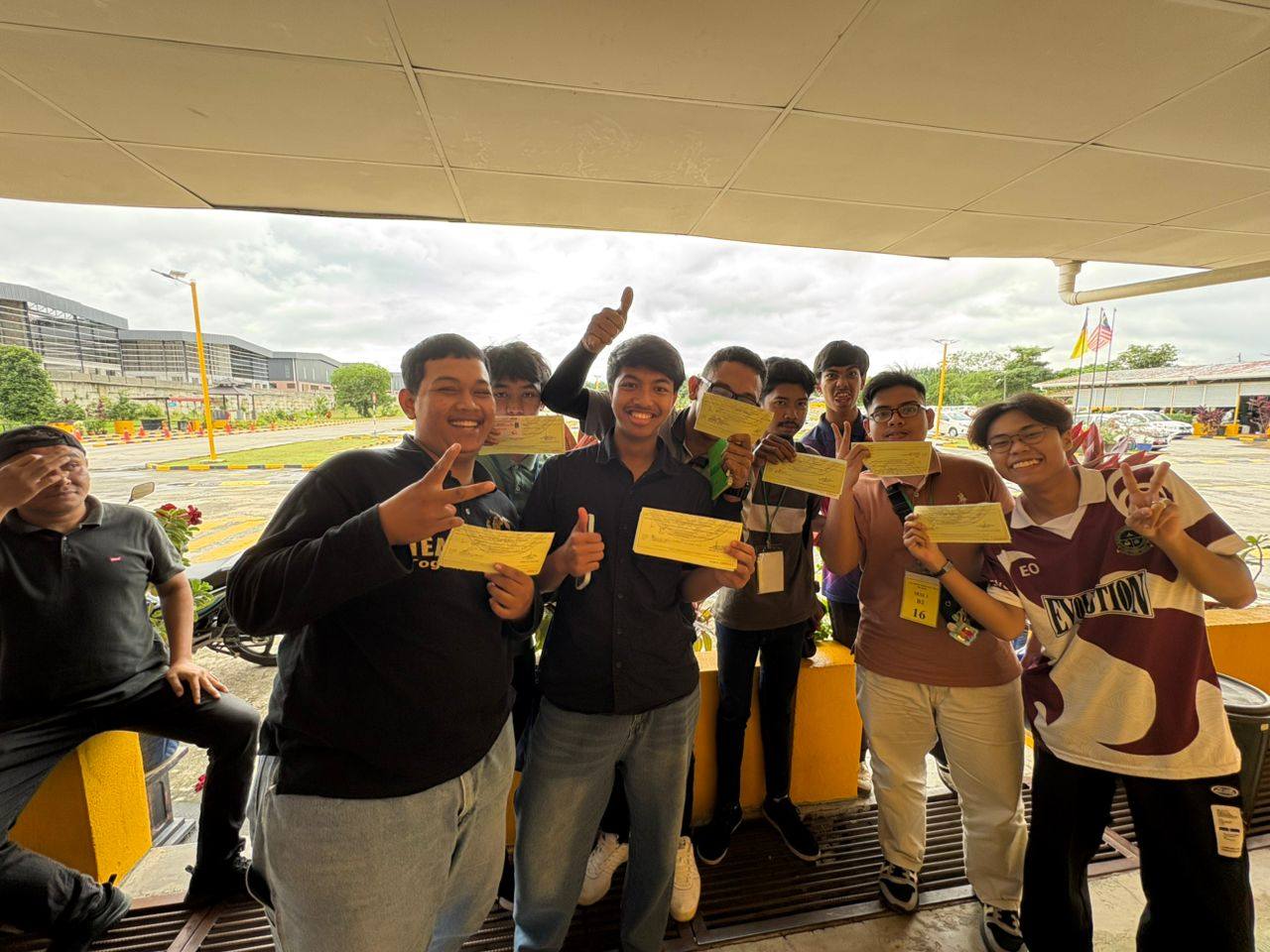 Pelajar muda AMN tunjuk slip lulus ujian