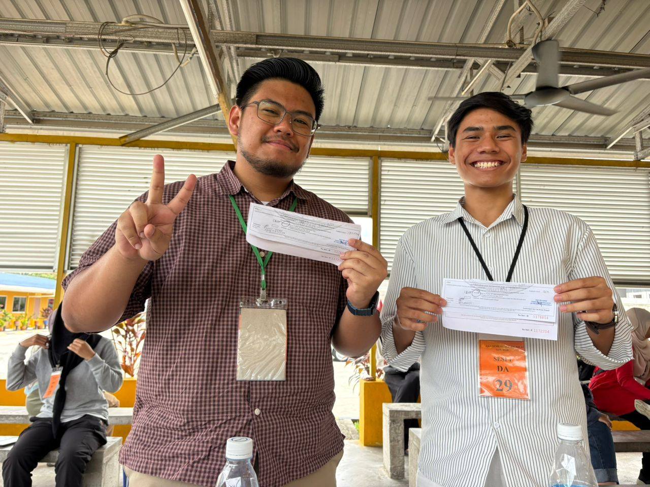 Dua sahabat tunjuk slip lulus ujian memandu